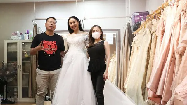 7 Momen Kebersamaan Vicky Prasetyo dan Kalina Ocktaranny Fiting Baju Pengantin