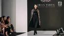 Lenggak-lenggok model saat membawakan busana rancangan Iwan Tirta Private Collection x Mel Ahyar dalam acara Fashion Nation 2018 di Senayan City, Jakarta, Rabu (18/4). (Liputan6.com/Faizal Fanani)