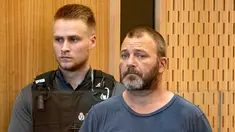 Terduga penyebar video serangan Masjid Al Noor, Philip Arps (kanan) menjalani persidangan di Pengadilan Distrik Christchurch, Selandia Baru, Rabu (20/3). Arps terancam hukuman maksimal 14 tahun penjara. (Mark Mitchell/Pool Photo via AP)