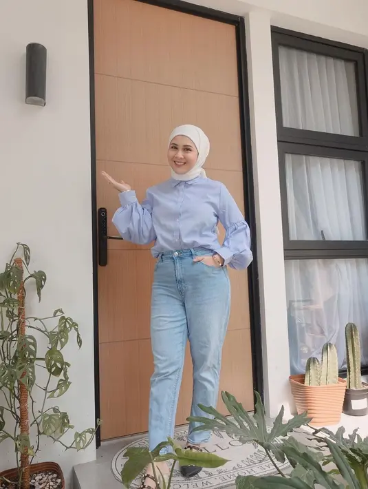<p>Bila ingin lebih simple, gunakan kemeja Korean style dengan jeans. Untuk pilihan lainnya, kamu dapat ganti atasan dengan ruffle blouse. [Instagram/kesharatuliu05]</p>