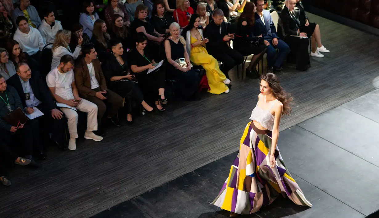 Seorang model menampilkan kreasi busana dalam kompetisi perancang busana muda Couture Fashion Show di Moskow, Rusia, pada 24 September 2020. Lebih dari 30 perancang busana berpartisipasi dalam kompetisi tersebut. (Xinhua/Alexander Zemlianichenko Jr.)