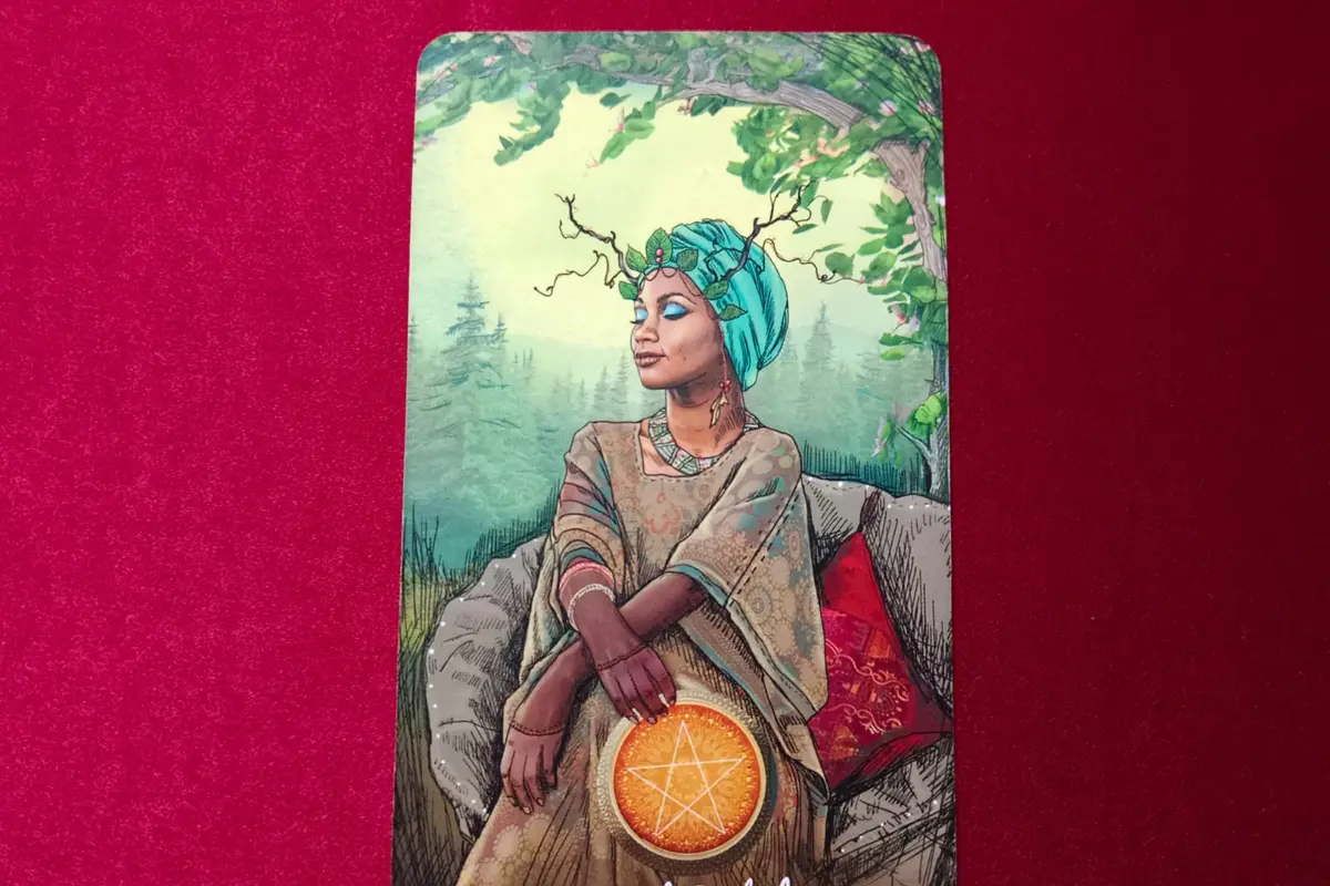 Kartu Tarot Queen of Pentacles yang muncul dalam Tarot Cinta minggu ini.