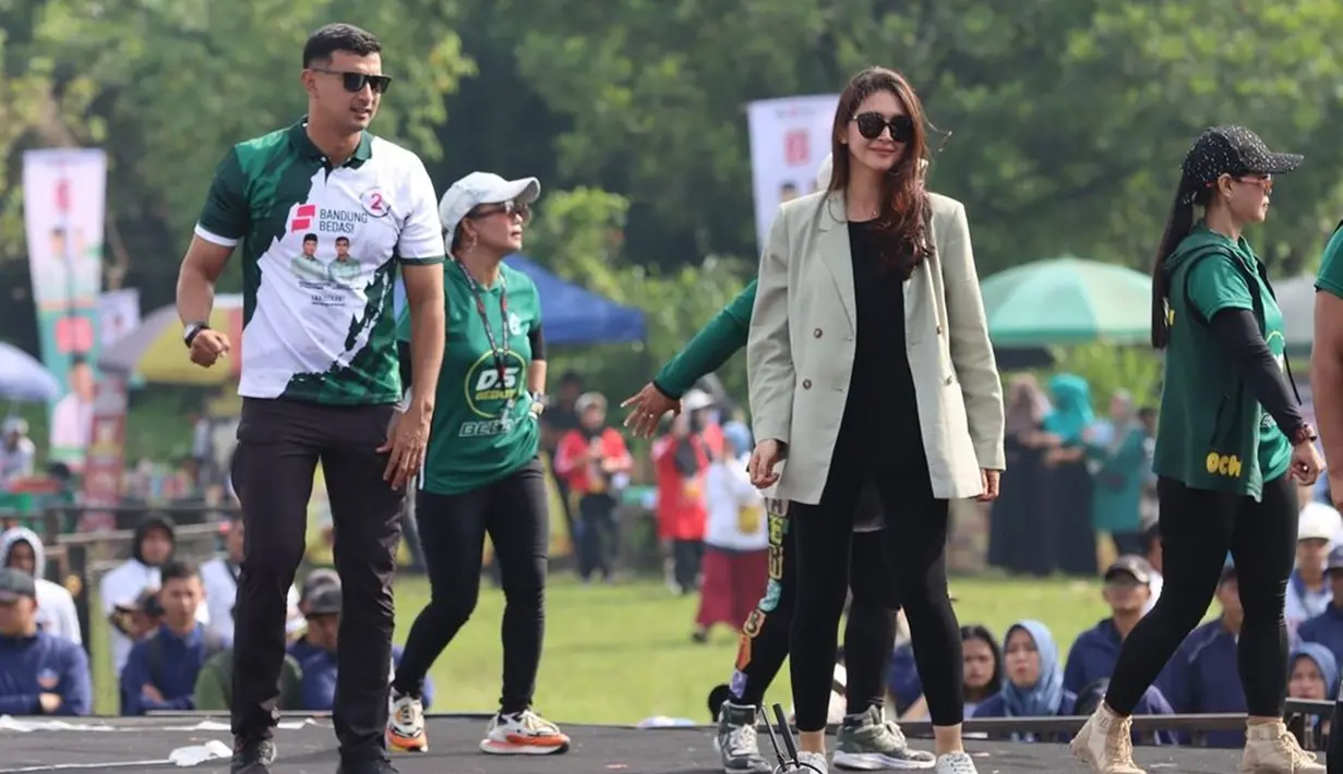 Potret Nabila Syakieb sapa warga Bandung. Netizen ramai bubuhkan komentar dengan emotikan dua jari untuk memberikan dukungan kepada Ali Syakieb. Melihat unggahan tersebut, tak sedikit netizen yang memuji pesona yang dipancarkan oleh bintang sinetron Cinta dan Anugerah ini. Meski sudah jarang muncul di layar kaca, Nabila Syakieb tetap menjadi idola. (Liputan6.com/IG/@nsyakieb85)