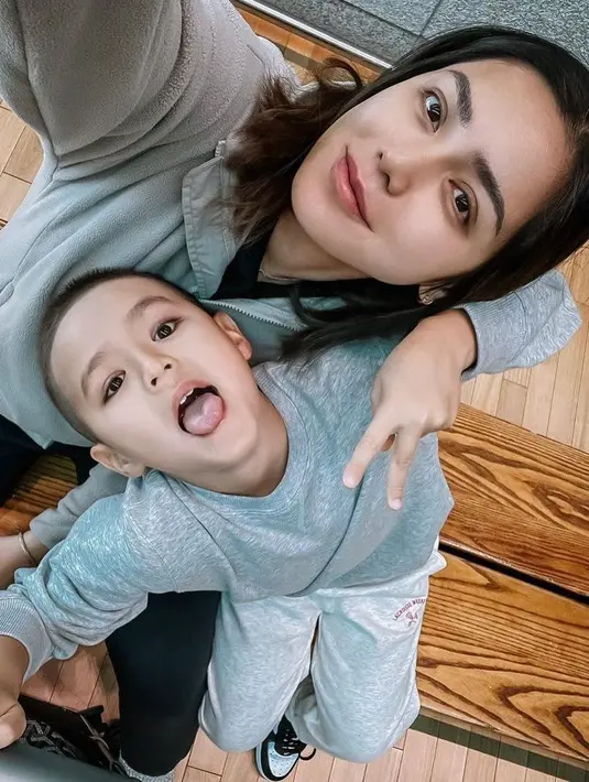 Wajahnya pun terlihat segar dengan makeup minimalis saat berpose dengan latar bunga Sakura. [Foto: IG/inijedar].