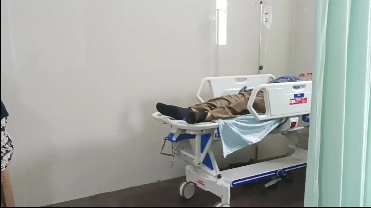 Korban Sutiyono mendapat perawatan di RS Urip Sumoharjo usai tertendang sapi kurban yang mengamuk. Foto : (Istimewa).