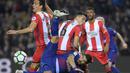 Aksi Luis Suarez melakukan tendangan salto saat berebut bola dengan para pemain Girona pada La Liga Santander di Camp Nou stadium, Barcelona, (24/2/2018). Barcelona menang telak 6-1. (AFP/Lluis Gene)