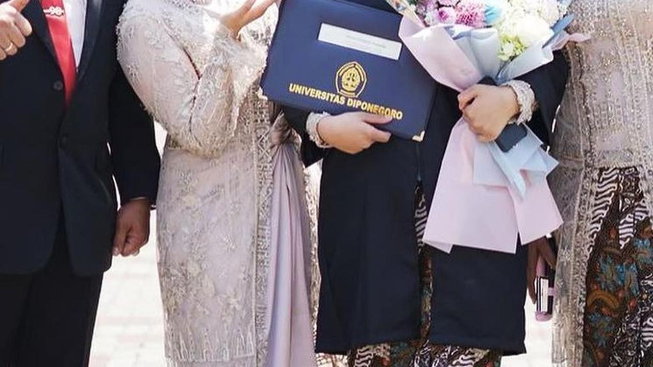 Dari pernikahan keduanya, diketahui lahir dua putri cantik. Putri sulung diberi nama Nesya, sementara sang adik yakni bernama Sheyna.
