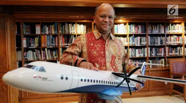 Komisaris PT Regio Aviasi Industri Ilham Habibie saat sesi foto di samping Replika Pesawat R80 seusai melakukan penandatanganan Partneship Agreement dengan investor R80, Jakarta, Kamis (22/2). (Liputan6.com/JohanTallo)