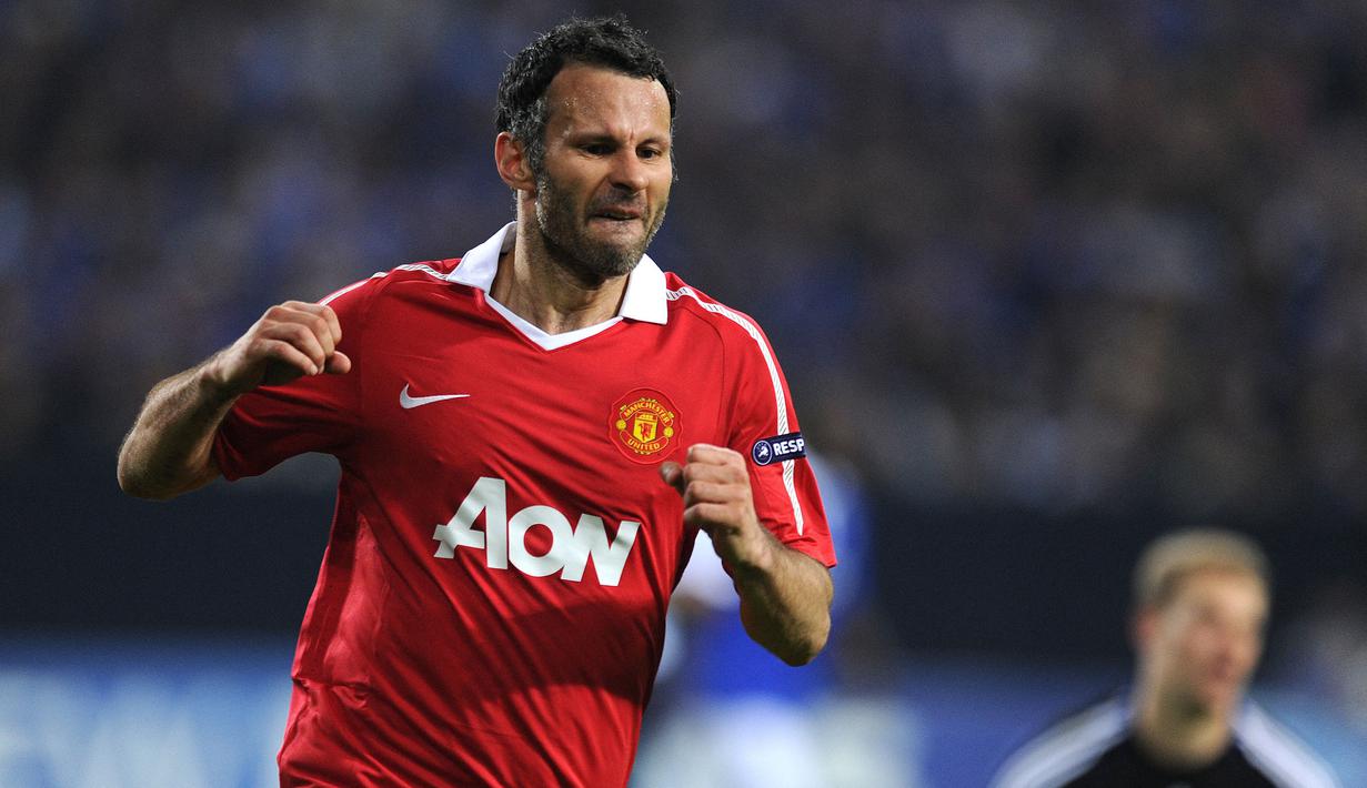 Ryan Giggs menjadi pemain tertua yang pernah mencetak gol di Manchester United. Giggs melakukannya di usia 39 tahun 2 bulan 50 hari saat menghadapi Queen Park Rangers di Liga Inggris 2012/2013. (AFP/Patrik Stollarz)