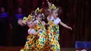 Ekspresi menggemaskan tiga orang anak yang tergabung dalam Trio The Izhevsk saat pembukaan Festival Sirkus Internasional Monte-Carlo ke-41 di Monaco (19/1). Festival ini merupakan acara sirkus paling bergengsi di dunia. (Valery Hache / POOL / AFP)