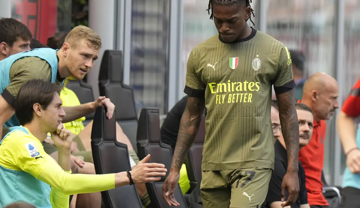 AC Milan, Rafael Leao berjalan menuju bangku cadangan pada laga pekan ke-34 Liga Italia 2022/2023 antara AC Milan melawan Lazio di San Siro, Milan, Italia, Sabtu (06/05/2023). Leao digantikan oleh Alexis Saelemaekers pada menit ke-11. (AP Photo/Luca Bruno)