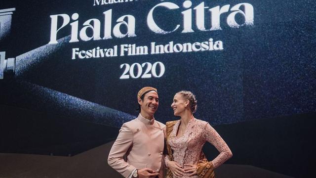 7 Potret Daniel Mananta dan Istri Kompak Pakai Baju Adat Jawa, Banjir Pujian