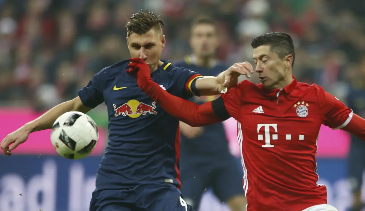 Duel pemain Bayern Munich, Robert Lewandowski saat berebut bola dengan pemain RB Leipzig, Willi Orban pada lanjutan Bundesliga Jerman di Stadion Allianz-Arena, (21/12/2016). Bayern menang 3-0.  (REUTERS/Michaela Rehle)