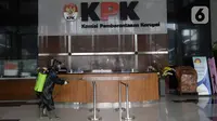 Petugas menyemprotkan cairan disinfektan di lobby Gedung KPK, Jakarta, Jumat (5/6/2020). Langkah tersebut sebagai upaya preventif pencegahan penularan virus corona COVID-19 jelang new normal di tengah pandemi. (merdeka.com/Dwi Narwoko)