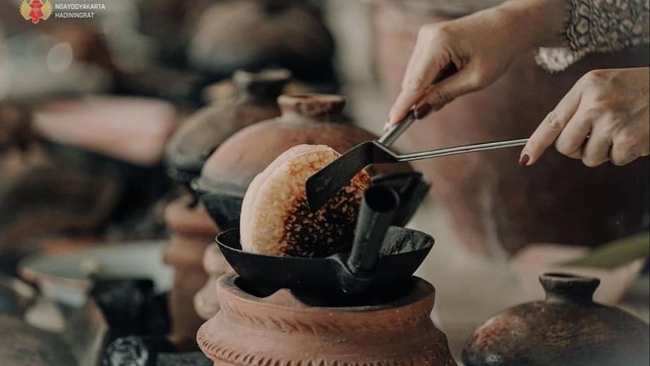 Dalam keterangan disebutkan, GKR Bendara tengah membuat kue apem. <br>