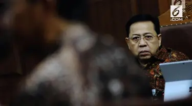 Setya Novanto divonis 15 tahun penjara. Bekas Ketua DPR ini juga juga diganjar membayar Rp 500 juta subsider 3 bulan penjara.

Vonis ini lebih ringan dari tuntutan jaksa penuntut umum pada Komisi Pemberantasan Korupsi (KPK). Hakim menilai, mantan K...