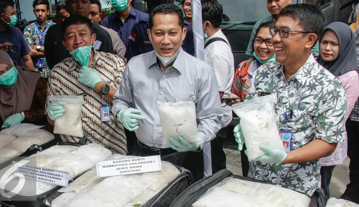 Kepala BNN, Budi Waseso menunjukan barang bukti sabu yang akan dimusnahkan di kantor BNN, Jakarta, Selasa (15/12). 164 kg sabu dimusnahkan dari hasil pengungkapan 5 kasus berbeda dengan cara dibakar dengan alat insulator. (Liputan6.com/Yoppy Renato)