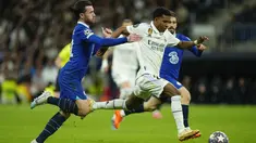 Penyerang Real Madrid Rodrygo berebut bola dengan bek Chelsea Ben Chilwell leg pertama perempat final Liga Champions 2022/2023 di Santiago Bernabeu, Madrid, Spanyol, Kamis (13/4/2023) dini hari WIB. (AP Photo/Jose Breton)