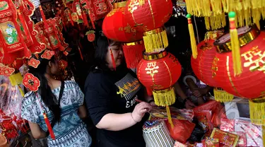 Menjelang Imlek yang jatuh pada 19 Februari 2015, para pedagang pernak pernik Imlek semarak di kawasan Glodok, Jakarta, Selasa (17/2/2015). Tampak seorang ibu sedang mendatangi kios penjual pernak-pernik Imlek(Liputan6.com/Johan Tallo)