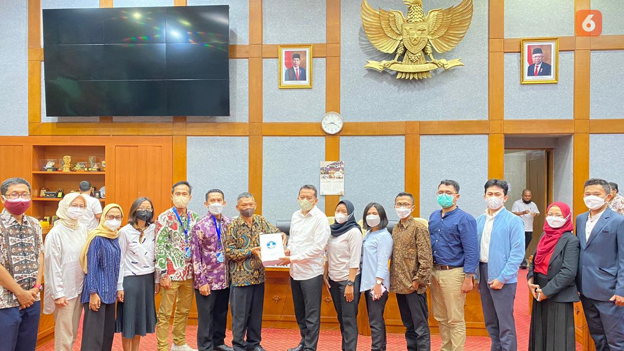 Peserta calon pegawai negeri sipil (CPNS) yang tidak memenuhi syarat (TMS) mendatangi kantor DPR RI meminta kebijakan pengisian formasi yang masih kosong (Arfandi/Liputan6.com)