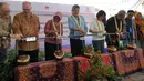Konsul Jenderal AS di Surabaya Mark McGovern, Direktur USAID Erin E. Mckee, Ketua Pelaksana Coca-Cola Foundation Indonesia Titie Sadarini dan Direktur Pelayanan PDAM Surabaya Anizar Firmadi Meresmikan program master meter untuk air minum di Bubutan, Sabtu (23/3). (Liputan6.com/HO/Yusuf)