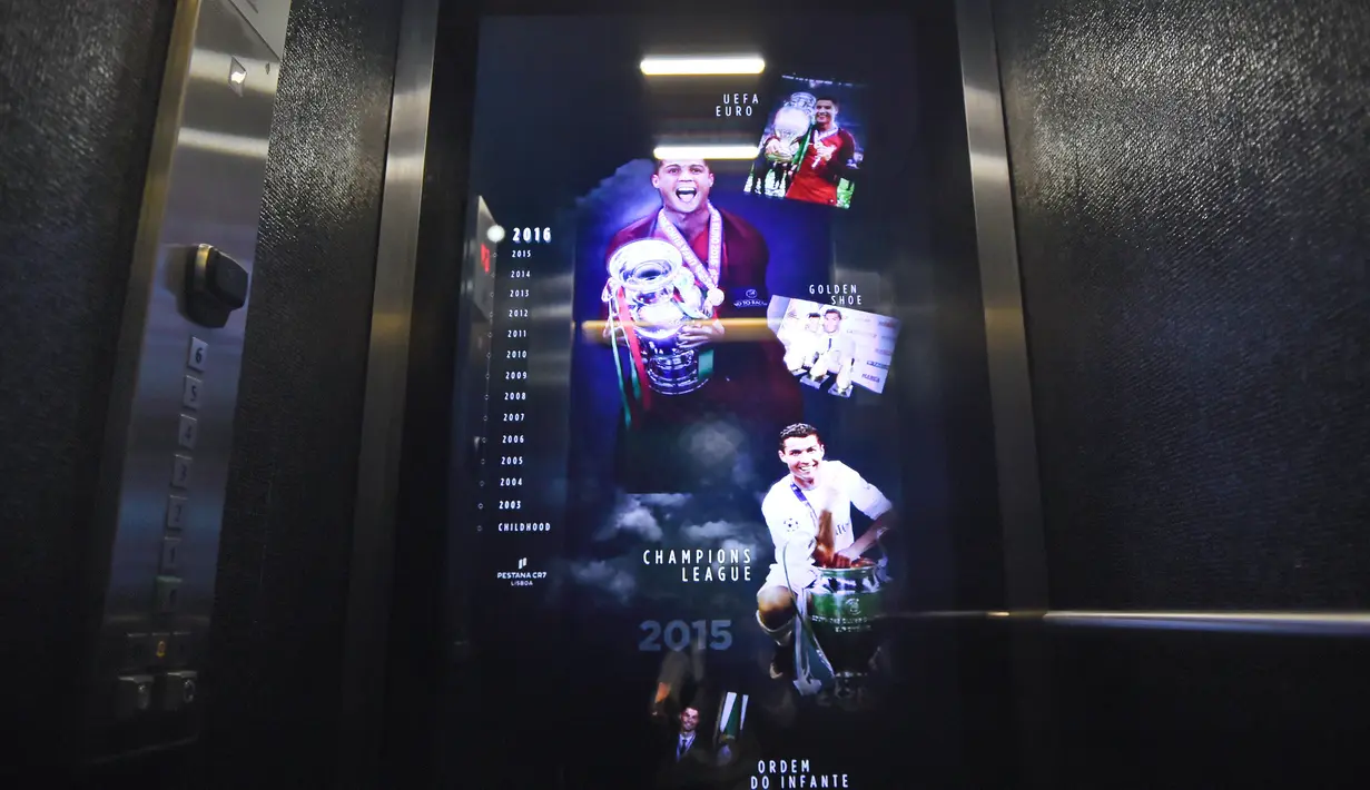 Gambar Cristiano Ronaldo terlihat di dalam lift yang berada di hotel mewah kedua miliknya, di ibu kota Portugal, Lisbon, Minggu (2/10). Hotel bintang empat itu memiliki fasilitas lengkap dengan 82 kamar hotel. (PATRICIA DE MELO MOREIRA/AFP)