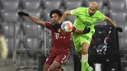 Bek VfL Wolfsburg John Brooks (kanan) berebut bola dengan gelandang Bayern Munchen Serge Gnabry pada pekan ke-17 Liga Jerman di Allianz Arena Sabtu (18/12/2021) dinihari WIB. Bayern mencukur Wolfsburg dengan skor 4-0. (AP Photo/Andreas Schaad)