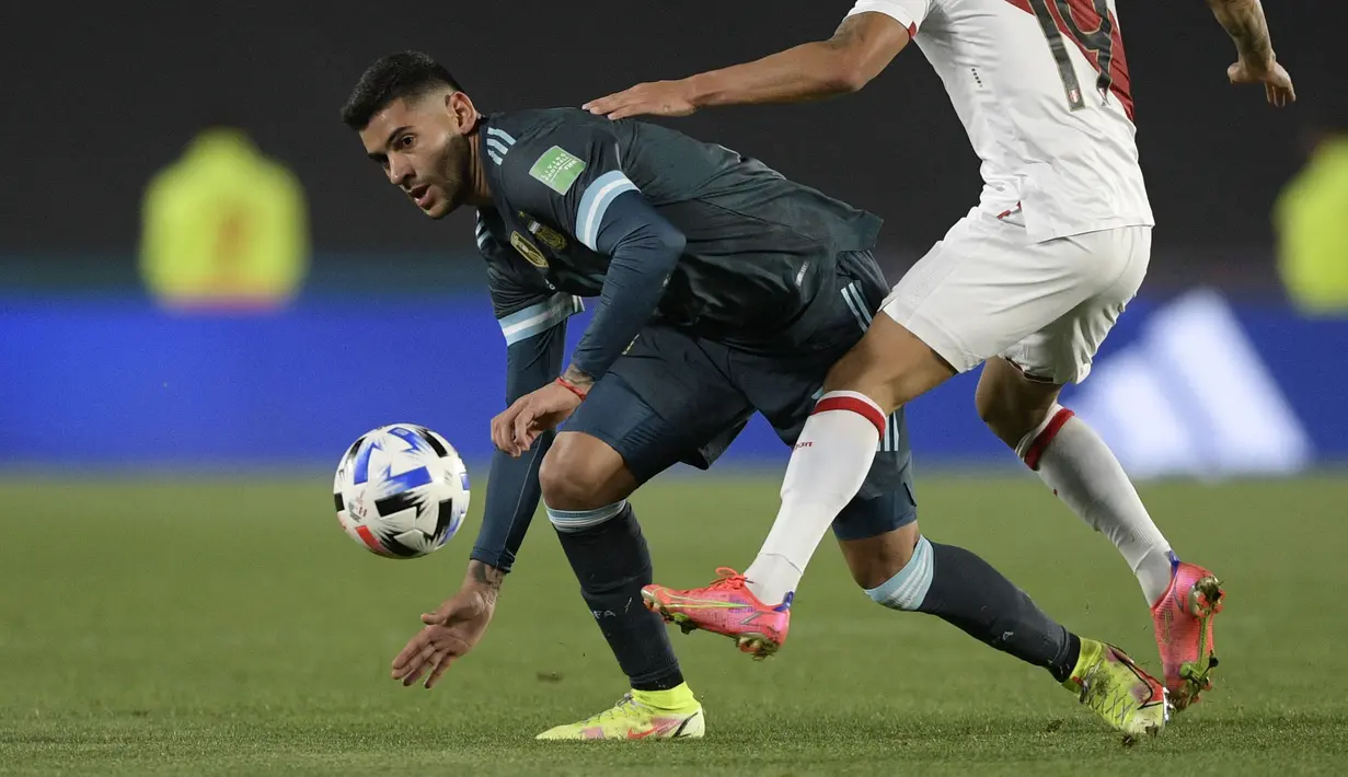 Argentina bermain percaya diri setelah mereka mampu mencatat 24 laga terakhir tak terkalahkan. La Albiceleste bahkan mampu menggetarkan jala gawang peru di pertengahan babak pertama. Sayangnya, gol Cristian Romero harus dianulir setelah melihat VAR. (AFP/Juan Mabromata)
