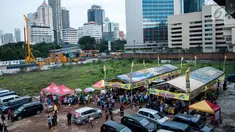 Suasana Pasar Takjil makanan untuk berbuka puasa di Pasar Takjil Benhil, Jakarta, Senin (29/5). Pasar Takjil Benhil yang ada setiap bulan Ramadan tersebut dipadati warga yang membeli makanan untuk berbuka puasa. (Liputan6.com/Gempur M Surya)