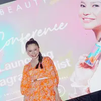 Rossa menghadirkan parfum buatannya sendiri (Rossa Beauty)