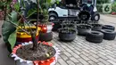 Abdul Kholik menyelesaikan pembuatan pot bunga dari ban bekas di Galeri Abdul Kholik, Tapos, Depok, Jumat (30/10/2020). Kerajinan pot bunga dari limbah ban bekas mobil Boogie Car atau mobil golf itu dijual seharga Rp75 ribu hingga Rp100 ribu tergantung warna dan ukuran. (Liputan6.com/Johan Tallo)