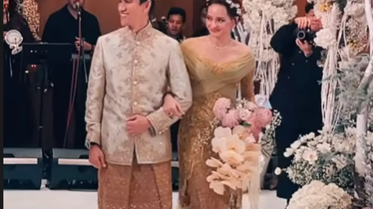 Nuansa Mewah di Busana Pengantin Kedua Enzy Storia dan Maulana Kasetra