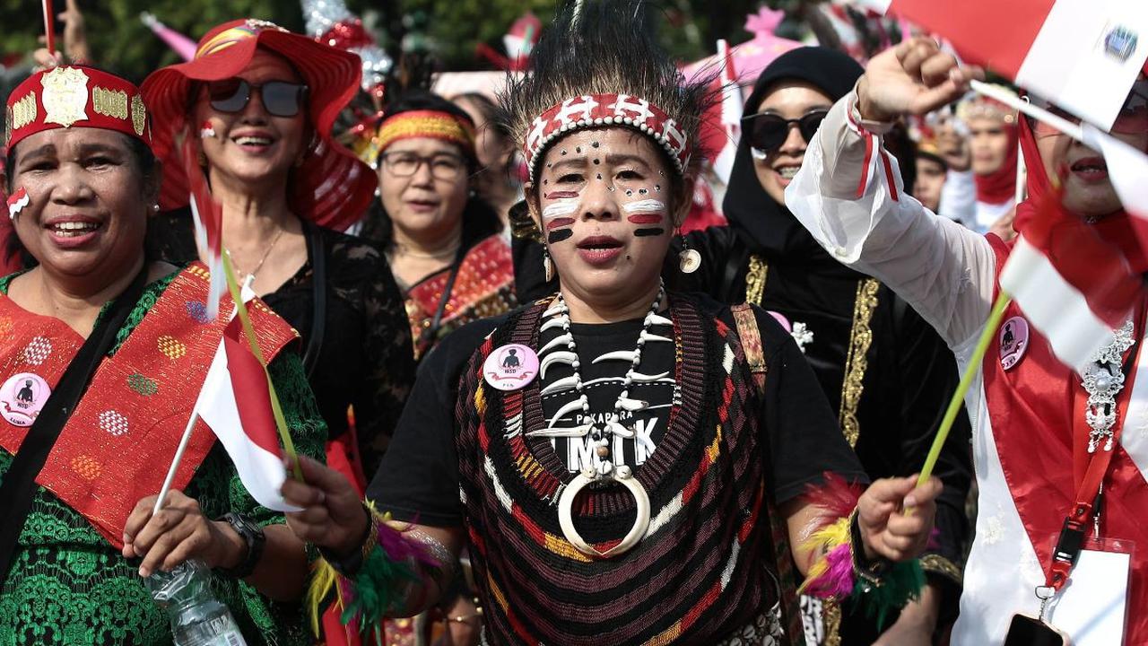 Menariknya dalam parade ini, sejumlah masyarakat yang berpartisipasi juga ada yang tampil mengenakan pakaian adat daerah.