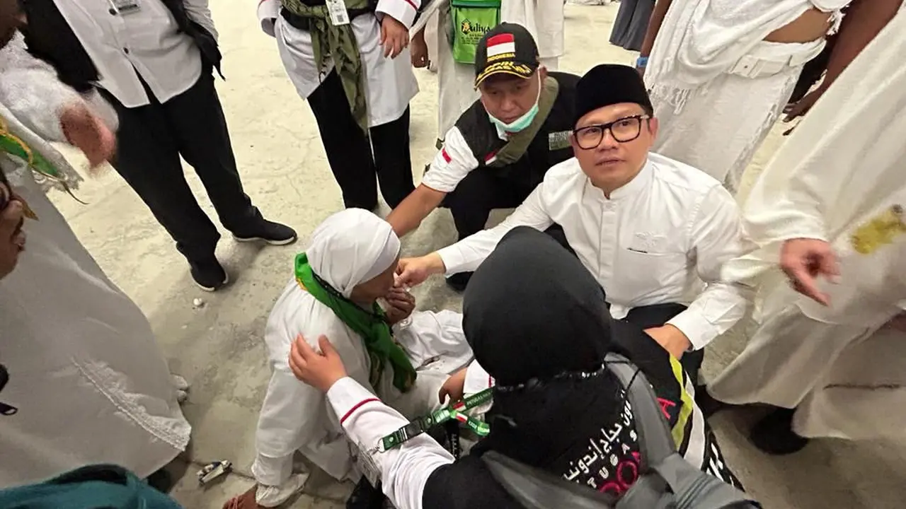 Ketua Tim Pengawas Haji DPR RI Muhaimin Iskandar alias Gus Imin saat membantu jemaah haji Indonesia yang kelekahan usai lempar jumrah