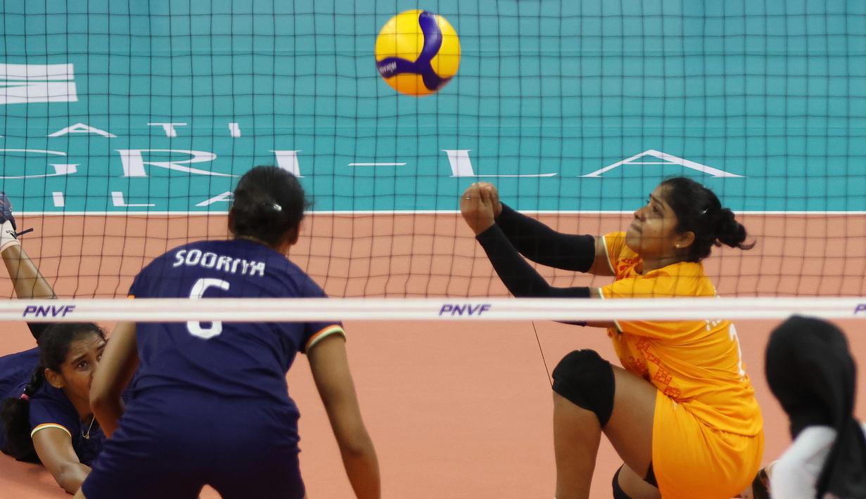 Pemain Timnas voli putri India, Aswalthi Raveendran (kanan) berusaha menjangkau bola saat menghadapi Indonesia pada laga klasifikasi peringkat 5-8 AVC Challenge Cup 2024 di Rizal Memorial Coliseum, Manila, Filipina, Selasa (28/5/2024). India menang 3-1 (25-16, 30-32, 25-20 dan 26-24). (Asian Volleyball Confederation)