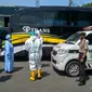 Satgas Covid-19 Kota Bekasi mengevakuasi jasad korban yang meninggal dunia di dalam bus jurusan Bekasi-Garut. (Istimewa)