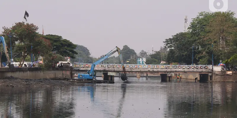 Gerebek Lumpur Atasi Banjir Jakarta