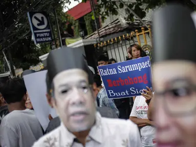 Massa yang mengatasnamakan Gerbang (Gerakan Anak Bangsa) menggelar unjuk rasa di depan PN Jakarta Selatan, Selasa (19/3). Dalam aksinya, mereka meminta Ratna Sarumpaet membongkar aktor intelektual dalam penyebaran hoaks. (Liputan6.com/Faizal Fanani)