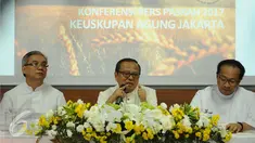 Uskup KAJ Mgr. Ignatius Suharyo (tengah) saat menyampaikan pesan Paskah 2017 di Wisma Katedral, Jakarta, Minggu (16/4). Keuskupan Agung Jakarta (KAJ) juga menyampaikan beberapa himbauan tentang Pilkada DKI Jakarta. (Liputan6.com/Helmi Fithriansyah)