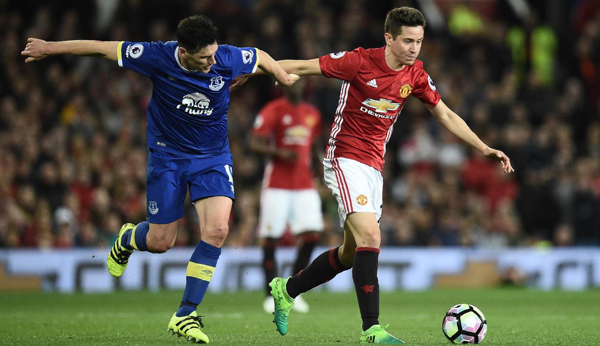 Gelandang Everton, Gareth Barry, berusaha melewati gelandang Manchester United, Ander Herrera. Bermain di kandang Setan Merah tampil menyerang dengan penguasaan bola mencapai 62 persen. (AFP/Oli Scarff)