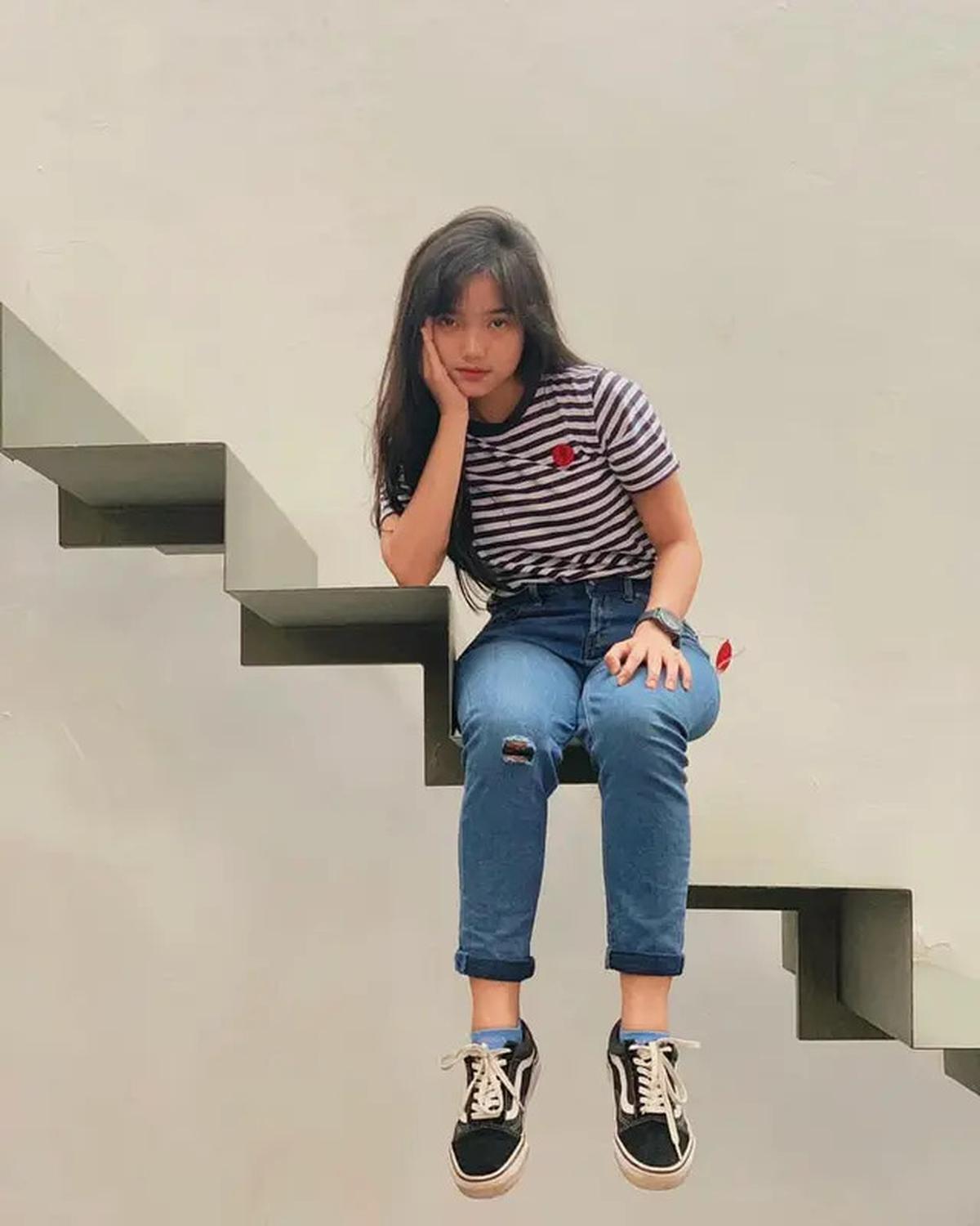 8 Pilihan Gaya Padu Padan Jeans ala Fuji, Super Stylish dan Kece Abis
