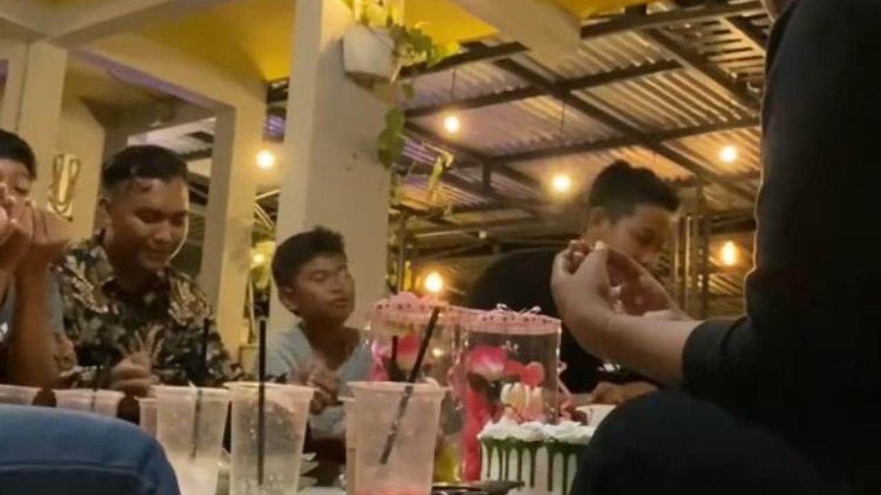 Duduk dan Makan-makan