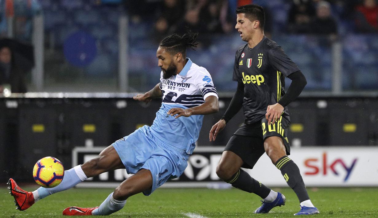 Pemain Lazio, Wallace, menendang bola saat melawan Juventus pada laga Serie A di Stadion Olympic, Minggu (27/1). Juventus menang 2-1 atas Lazio. (AP/Gregorio Borgia)