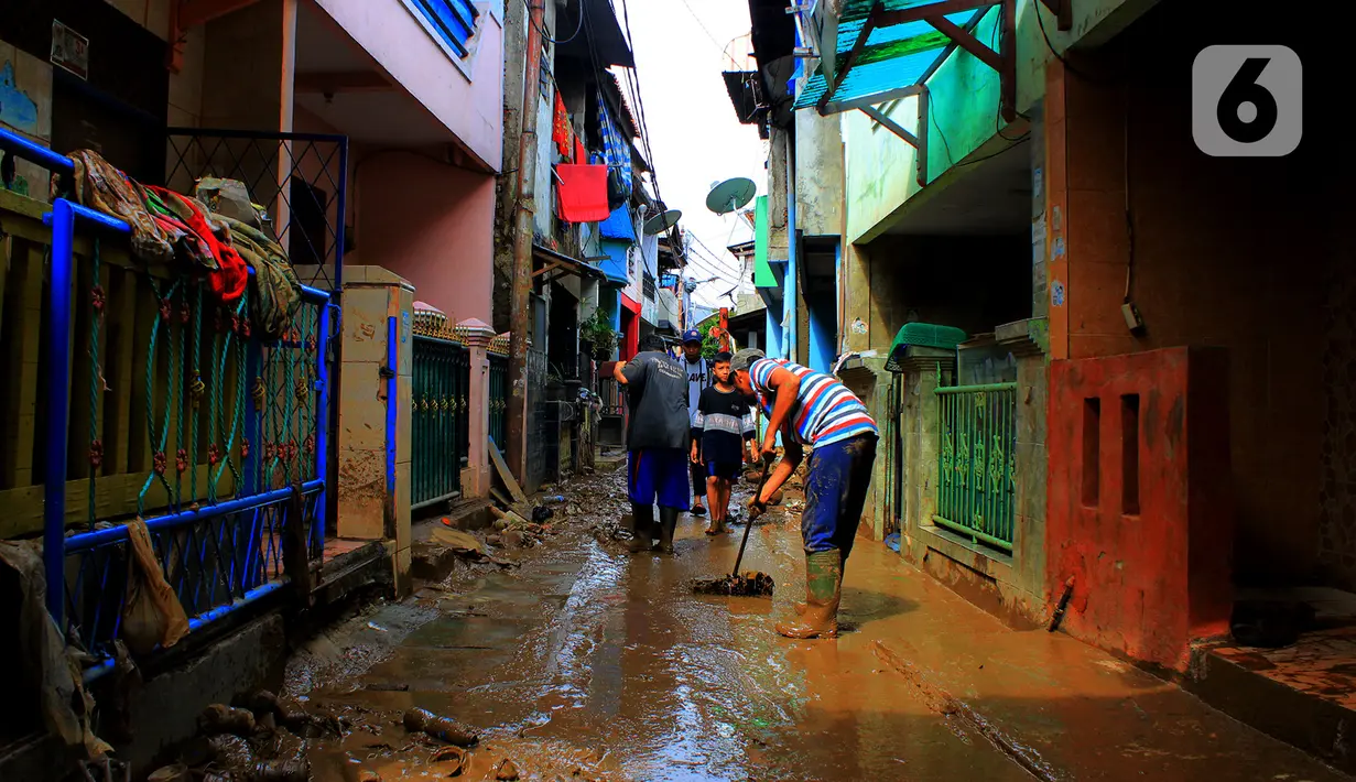Warga kerja bakti membersihkan sisa lumpur dan sampah usai banjir melanda Kampung Melayu, Jakarta, Jumat (3/1/2020). Banjir yang melanda Kampung Melayu menyisakan sisa sampah dan lumpur. (merdeka.com/Magang/Muhammad Fayyadh)