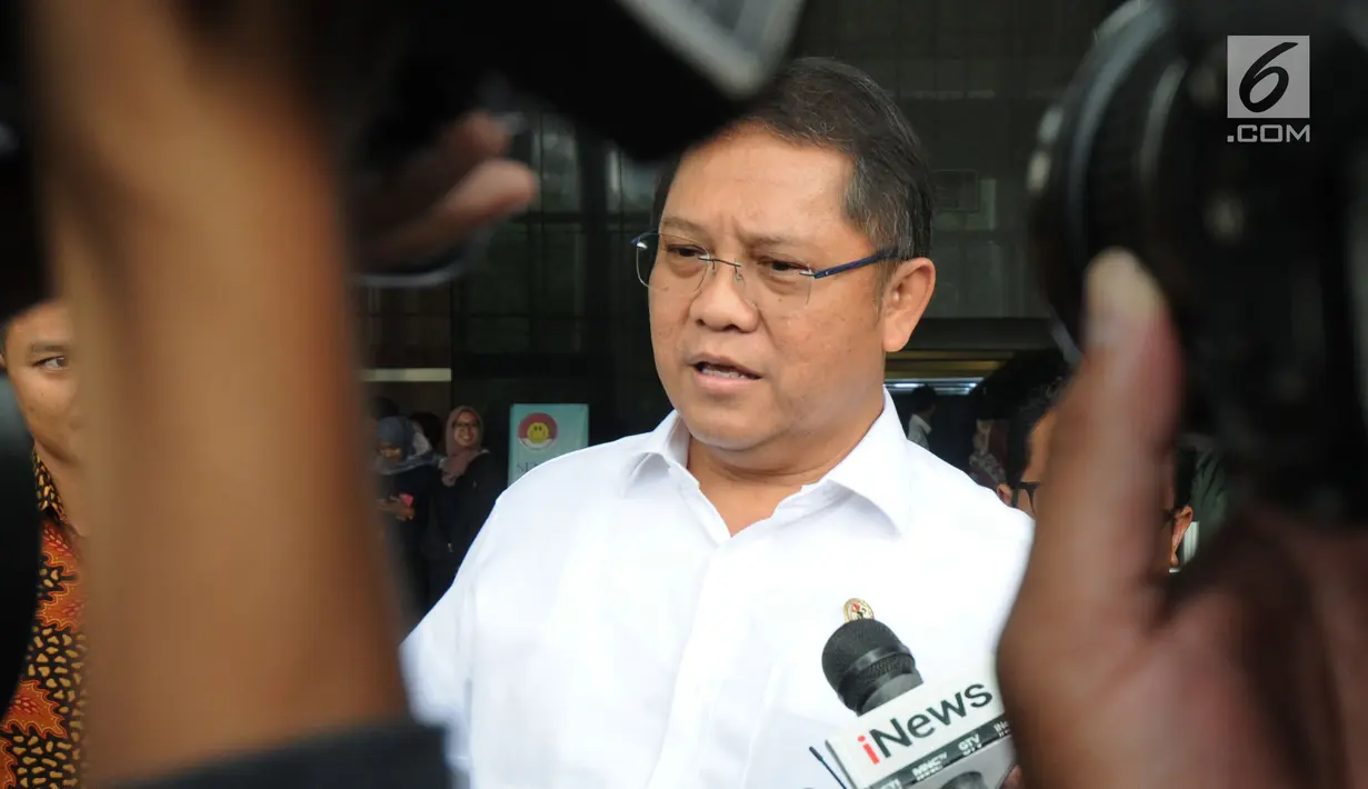 Menkominfo Rudiantara memberikan keterangan seusai rapat dengan para pimpinan KPK di Jakarta, Rabu (3/10). Rapat yang dilakukan terkait adanya kerja sama antara KPK dan Kominfo dalam hal barang bukti elektronik. (Merdeka.com/Dwi Narwoko)