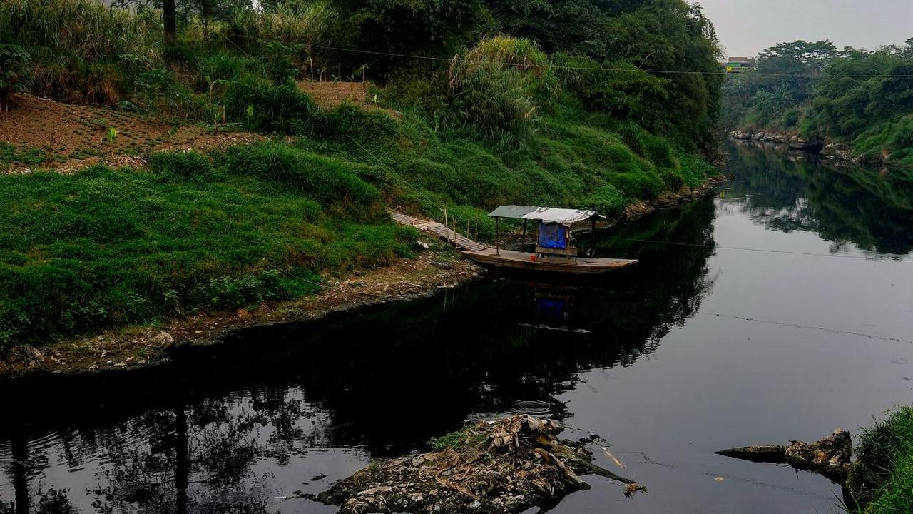 Kondisi Kali Cileungsi yang tercemar limbah pabrik terlihat berwarna hitam pekat di kawasan Angsana, Gunung Putri.<br><br>Kali ini merupakan hulu dari Kali Bekasi.<br>