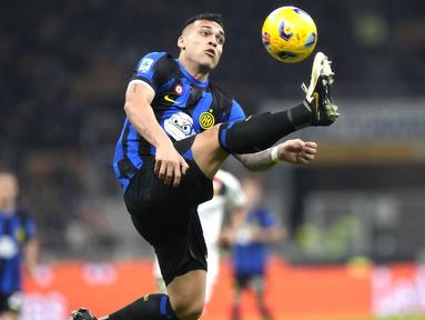 Pemain Inter Milan, Lautaro Martinez, mengontrol bola saat melawan Genoa pada laga Liga Italia di Stadion Giuseppe Meazza, Selasa (5/3/2024). Inter menang dengan skor 2-1. (AP Photo/Luca Bruno)