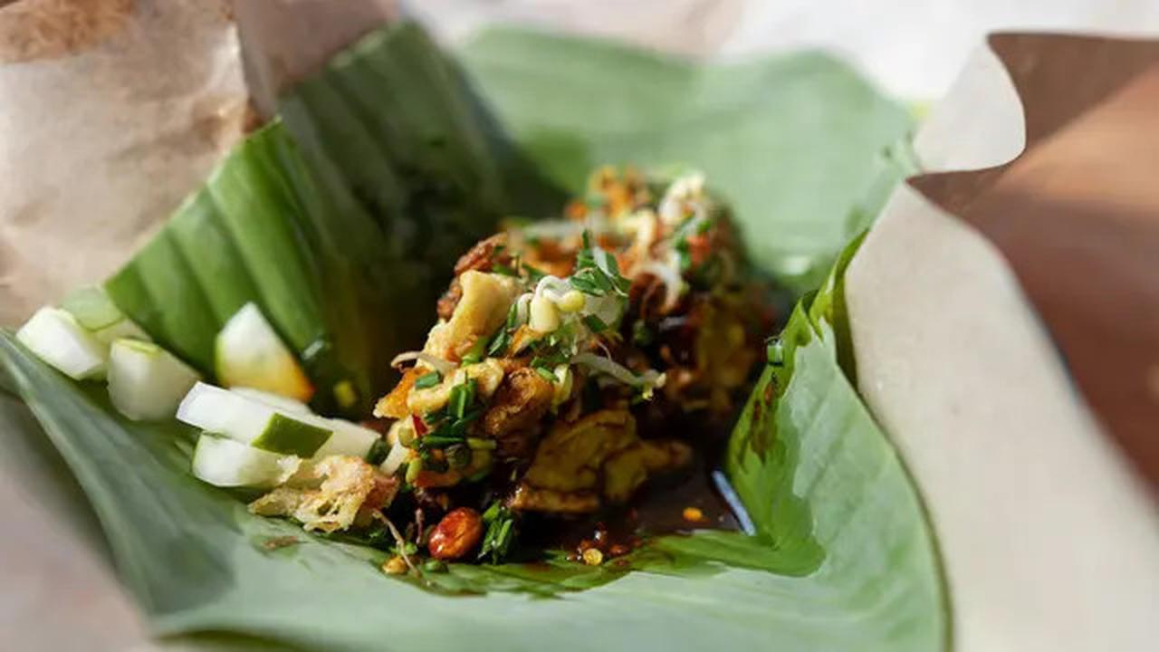 Saus Kacang, Jejak Sejarah dan Peran Pentingnya dalam Salad Tradisional Indonesia