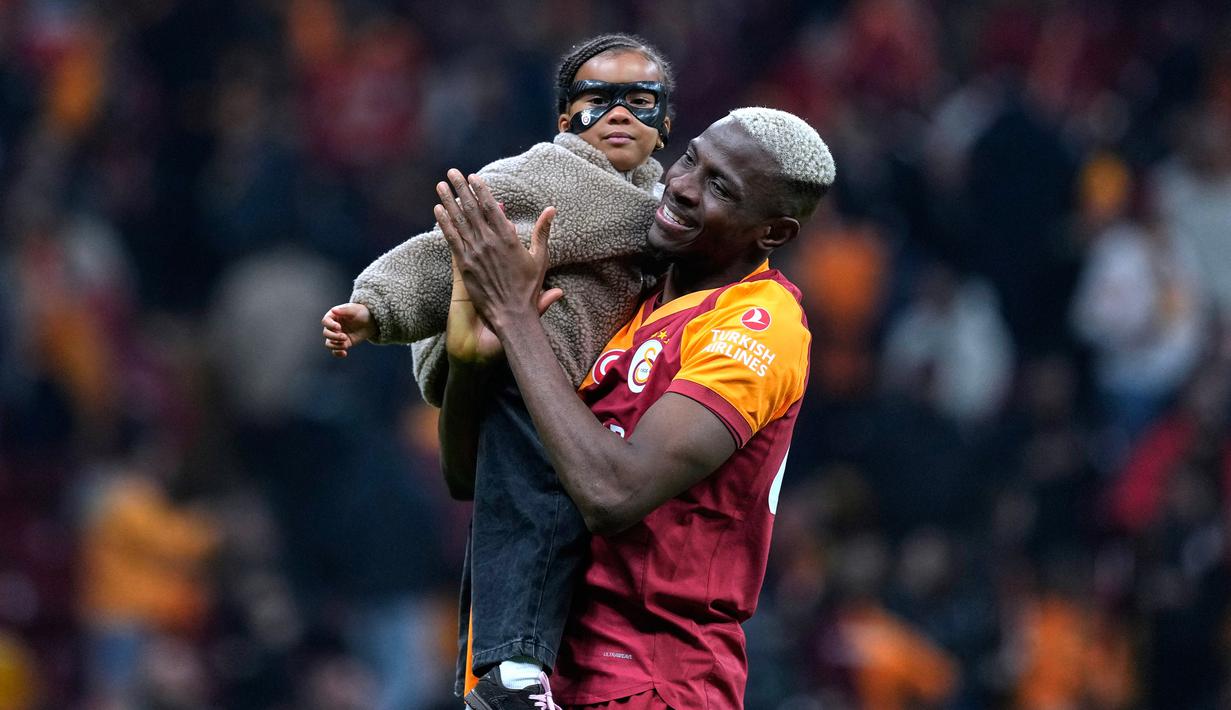 Osimhen tampak terharu dengan persembahan spesial dari para suporter saat pertandingan tersebut. Seperti diketahui, pemain berkebangsaan Nigeria tersebut kehilangan ibunya sejak kecil. Ia juga harus berjuang lebih keras sebelum menjadi pesepak bola yang sukses seperti sekarang. (AP Photo/Khalil Hamra)