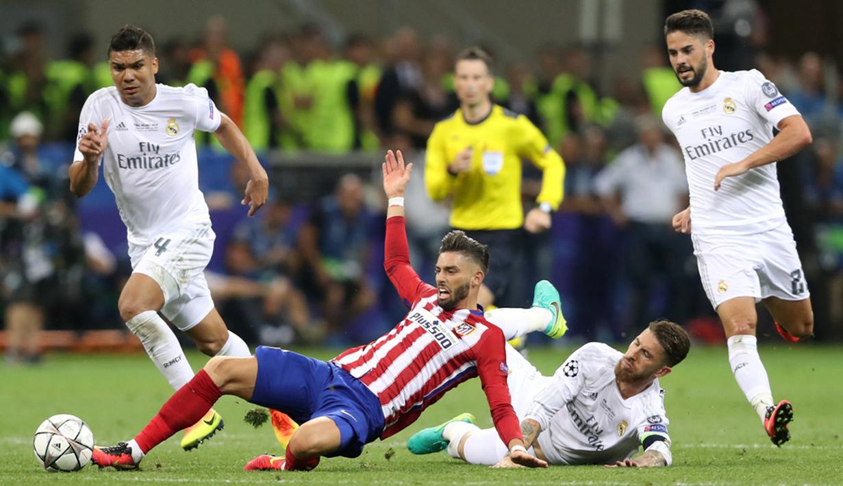 Perebutan bola antara pemain Real Madrid dan Atletico Madrid dalam final Liga Champions di Stadion San Siro, Milan, Minggu (29/5/2016) dini hari WIB. (Action Images via Reuters/Carl Recine)